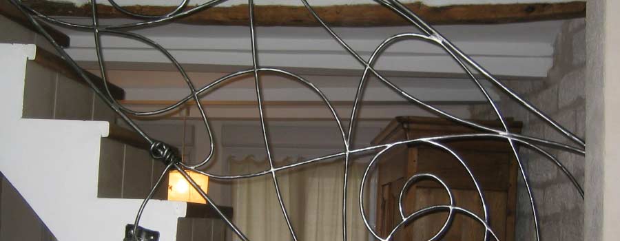 Garde-corps en fer aux lignes courbes